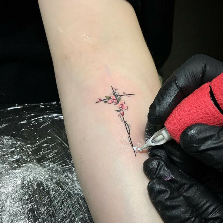 Tatuaje de cruz: mira diseños que reflejan fe y esperanza - 25 - enero 25, 2023