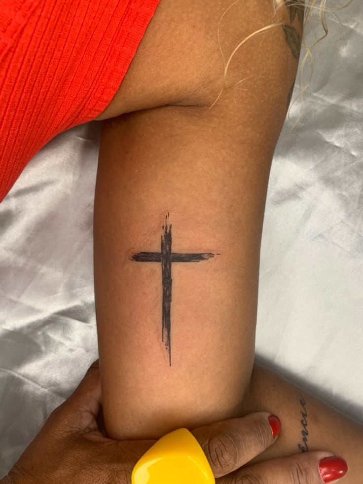 Tatuaje de cruz: mira diseños que reflejan fe y esperanza - 63 - enero 25, 2023