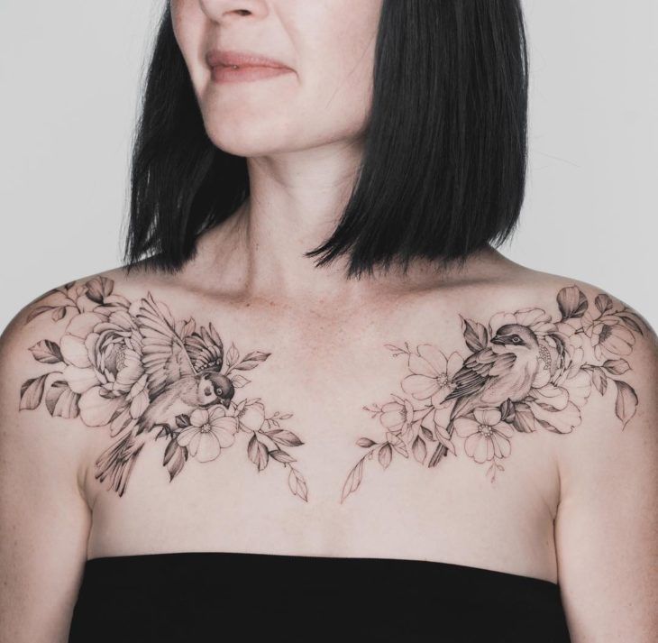 Tatuaje femenino en el hombro - 45 - enero 26, 2023