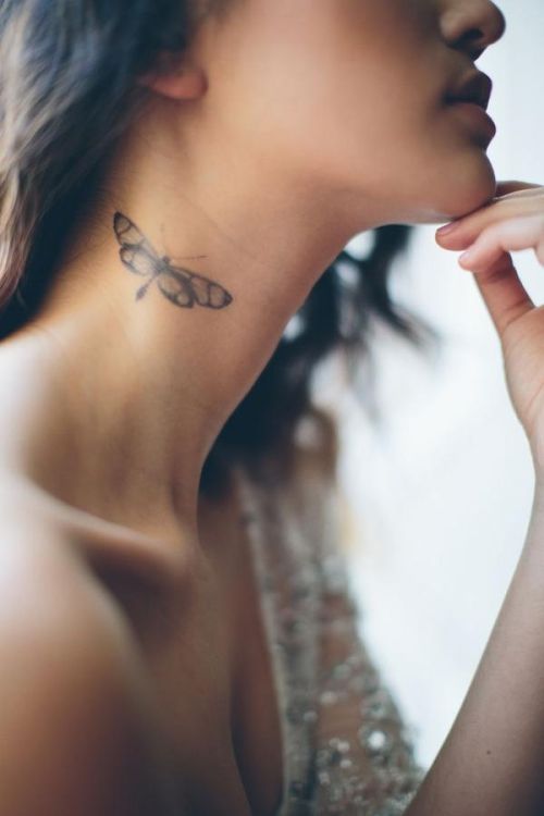 Echa un vistazo a 65 imágenes de tatuajes en el cuello femenino - 37 - enero 24, 2023