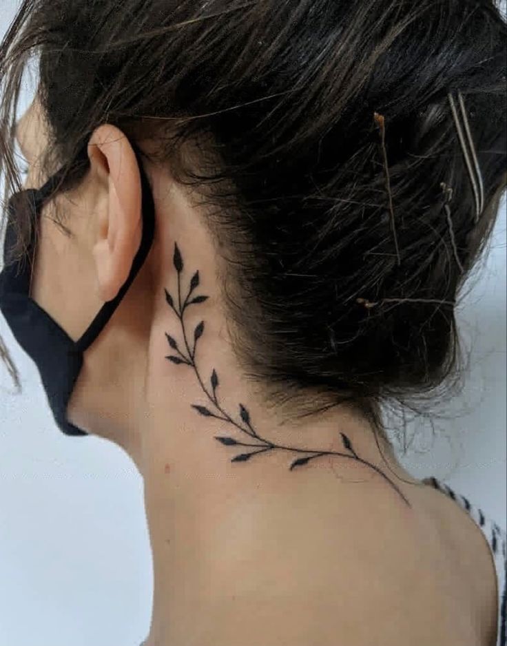 Echa un vistazo a 65 imágenes de tatuajes en el cuello femenino - 15 - enero 24, 2023