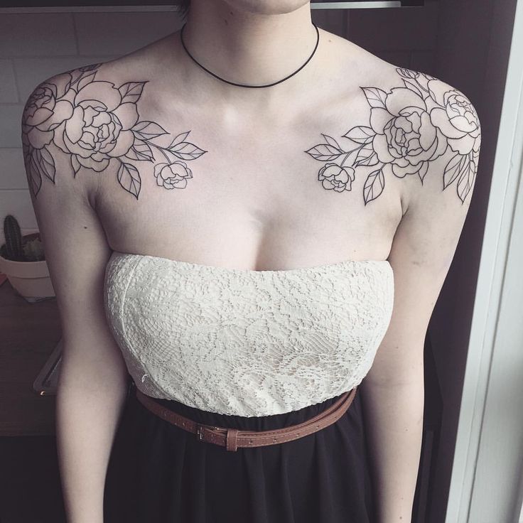 Tatuaje femenino en el hombro - 49 - enero 26, 2023