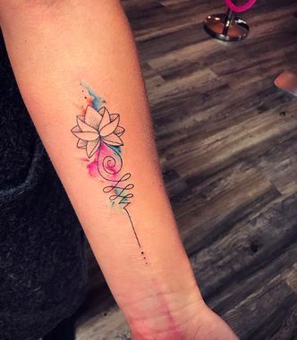 Tatuaje de flor de loto: ¡significado y diseños de tomar el aliento! - 33 - enero 24, 2023
