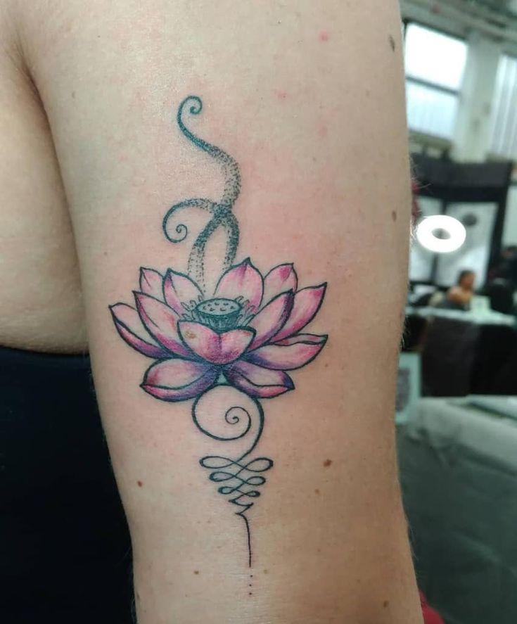 Tatuaje de flor de loto: ¡significado y diseños de tomar el aliento! - 41 - enero 24, 2023