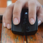 ¿Cómo cambiar la batería en el mouse inalámbrico?