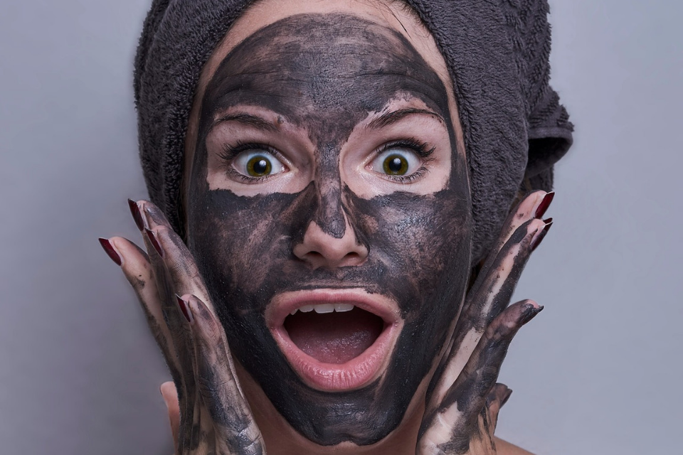 Arcilla negra: beneficios y ¿cómo usar esta mascarilla facial?