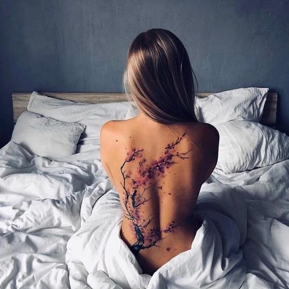 60 Inspiraciones para tatuajes femeninos en la espalda - 63 - enero 24, 2023