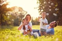 ¿Cuáles son las características de una familia feliz?