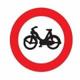 a que motocicletas prohibe la entrada esta señal