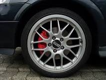 ¿Cómo se llama la parte de metal de las ruedas?