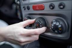 ¿Qué significan los botones del aire acondicionado del auto?
