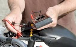 ¿Cómo saber si hay que cambiar la batería de la moto?