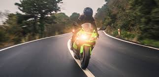 ¿Cuántas luces de corto alcance tiene que tener instaladas una motocicleta de 125 centímetros cúbicos?