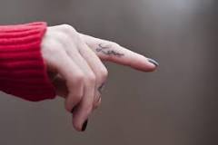 ¿Qué significa el tatuaje de los dos dedos?