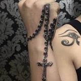 ¿Qué significa las manos de Dios en tatuaje?