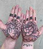 ¿Qué pasa si te tatuas en la palma de la mano?