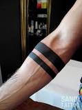 ¿Qué significa el tatuaje de 3 líneas en el brazo?