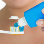 ¿Cómo funciona la pasta dental? Una mirada a su fórmula química