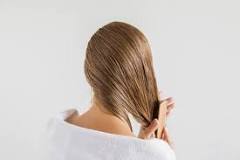 ¿Cuánto tiempo se deja la vaselina en el cabello?