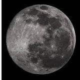 ¿Cuál es la masa de la Luna kg?