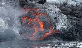 los desplazamientos de las placas tectonicas y las erupciones volcanicas ocasionan