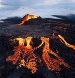 ¿Por que producen lava los volcanes?