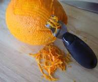 ¿Cuál es la textura de la cáscara de naranja?