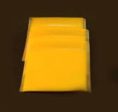 ¿Qué contiene el queso amarillo para nachos?