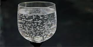¿Cuál es la composición química del agua mineral?