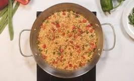 ¿Cuántos gramos de arroz por persona en paella?