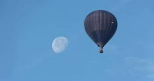 ¿Cómo afecta la gravedad a un globo de helio?