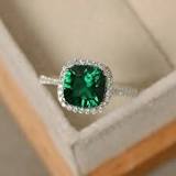 anillo con piedra verde significado