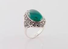 anillo con piedra verde significado