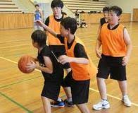 ¿Cuáles son las principales características del deporte escolar?