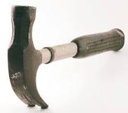¿Cuáles son las funciones del martillo de carpintero?