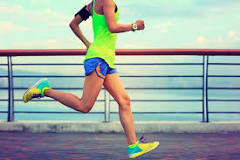¿Como debe ser la postura de las piernas al correr?