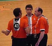¿Cuántos árbitros hay en el baloncesto y cuál es su función?