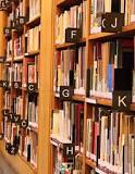 cómo están organizados los libros en una biblioteca