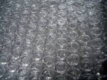 ¿Cómo se llama el plástico de burbujas para embalaje?