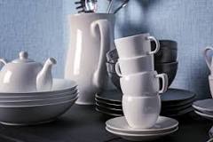 ¿Qué características tiene la cerámica con respecto a las porcelanas?
