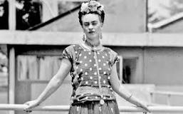 ¿Cómo se describe a Frida Kahlo aventurera optimista surrealista o nacionalista?