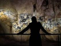¿Qué representan las pinturas murales en las paredes de las cuevas?