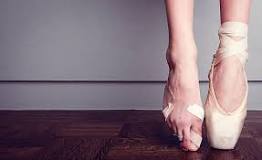 pies de bailarina de ballet profesional lastimados