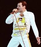 ¿Que usaba Freddie Mercury en el brazo?
