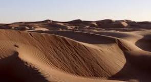 ¿Cuál es la latitud de los desiertos?