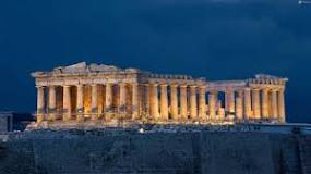 ¿Cuántas columnas decoran la cara frontal del Partenón?
