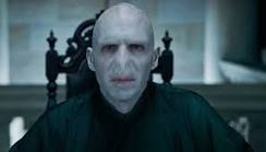 ¿Por qué Voldemort tiene la cara así?