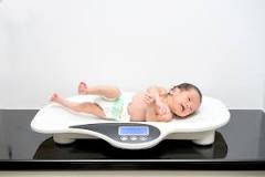 ¿Qué pasa si mi bebé pesa 2 kilos al nacer?