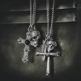 ¿Qué significa tener una cruz en un collar?