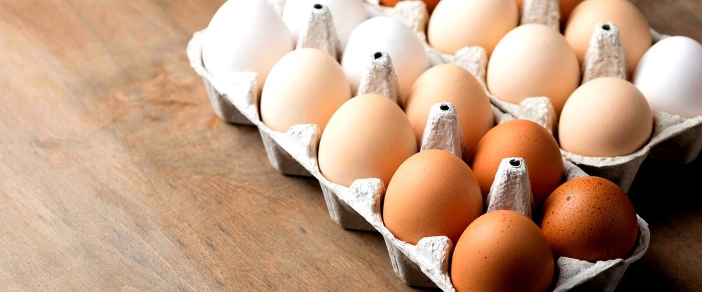 ¿Cómo mover los huevos en una incubadora manual?
